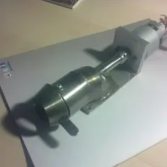 Un prototipo di motore idrogetto fai-da-te, con un motore elettrico collegato a un ugello metallico.