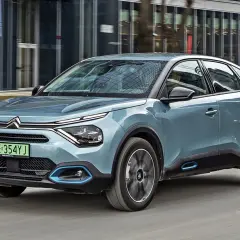 Niebieski Citroen C4 w ruchu miejskim. Zastanawiasz się nad jego pojemnością baku?