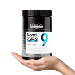 Pelo rubio perfecto en casa con Blond Studio de L'Oréal. Polvo decolorante para un rubio radiante.