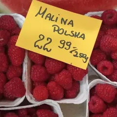 Maliny polskie w koszyczkach, cena 22,99 zł za 250g. Słodkie i soczyste, idealne na deser.