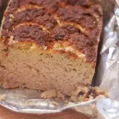 Domowy pasztet, pieczony według starego przepisu, w folii aluminiowej. Apetyczny, lekko przypieczony wierzch.