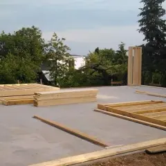 Jaki fundament pod dom szkieletowy? Płyta czy ławy porównanie