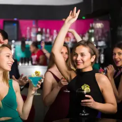Jak ubrać się na kolację firmową? Zrób wrażenie i uniknij wpadki!