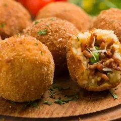 Chrupiące arancini, idealne do kuchni włoskiej przepisy. W środku pyszne nadzienie z mięsa i groszku.