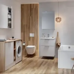 Nowoczesna łazienka z pralką, wanną i podwieszanym WC. Widoczny z tyłu złącze WC harmonijkowe.