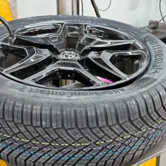 Nowy opona Continental AllSeasonContact 2 na feldze. Czas pomyśleć, kiedy wymienić opony na letnie, gdy temperatura rośnie.