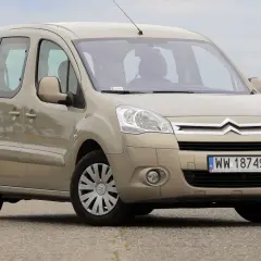 Beżowy Citroen Berlingo na drodze, z polskimi tablicami rejestracyjnymi WW 1874S.