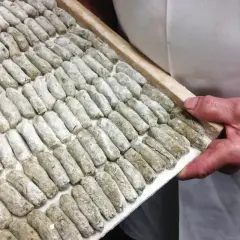 Vassoio pieno di malfatti alla pavese pronti per essere cotti. Un'autentica ricetta tradizionale.