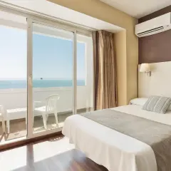 Habitación de hotel con cama, balcón con vistas al mar y aire acondicionado. Las **opiniones** del **hotel Best Indalo** destacan estas comodidades.