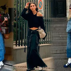 Tres mujeres lucen una falda vaquera larga. La de la izquierda, con chaqueta de cuadros y camiseta de Mickey. La del centro, con top negro y falda de cargo. La de la derecha, con chaqueta vaquera y pañuelo.