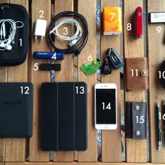 Organización de objetos para el everyday carry: auriculares, cargador, cables, power bank, USB, llavero, pañuelos, navaja, tarjeta, billetera, funda, móvil, tarjetero y bolígrafos.