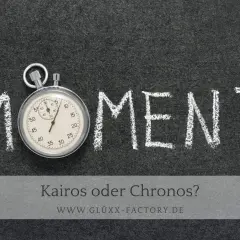Stoppuhr neben dem Wort "MOMENT" geschrieben mit Kreide. Die Zeit ist jetzt, die richtige Gelegenheit zu ergreifen.