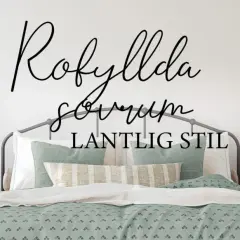Ett mysigt lantligt sovrum med en säng, nattduksbord och lampor. Texten "Rofyllda sovrum LANTLIG STIL" pryder väggen.