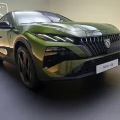 Nowy Peugeot 408 w zielonym kolorze, z charakterystycznym grillem i reflektorami. Dostępne są różne silniki, w tym hybrydowe.