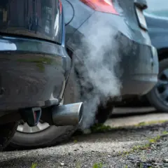 Dym z rury wydechowej samochodu w Krakowie. Czy to już koniec ery spalin w krakowskiej strefie czystego transportu?