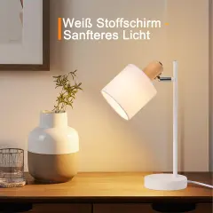 Stylowa lampka nocna z kloszem z białego materiału i elementami z drewna. Delikatne światło rozświetla stolik nocny.
