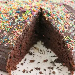 Schokoladenkuchen ohne Ei, üppig mit bunter Streusel-Deko und Schokoladenglasur. Ein Genuss für alle, die es süß mögen!