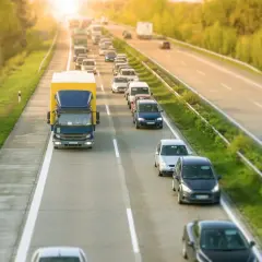 Korek na autostradzie, gdzie samochody i ciężarówka tworzą długi rząd. Kierowcy stosują jazda na suwak, by usprawnić ruch.
