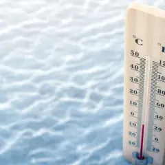Drewniany termometr pokazuje temperaturę wody. Czy to już lipiec i ile stopni ma Bałtyk?
