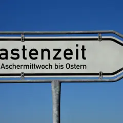 Wann endet die Fastenzeit? Dieses Schild zeigt: Von Aschermittwoch bis Ostern.
