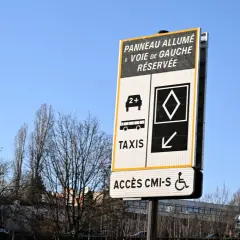 Panneau lumineux : voie de gauche réservée au covoiturage (2+), taxis et PMR. Accès CMI-S.