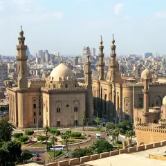 Kair, gdzie najcieplej w lutym, z majestatycznym kompleksem meczetów i minaretów na tle miejskiej panoramy.