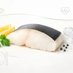 Świeży filet ryby z cytryną i ziołami. Czy halibut jest zdrowy? Tak, to doskonały wybór dla serca i diety.