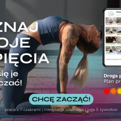 Kobieta w pozie jogi z tatuażami, na ekranie plan praktyki jogi na luty.