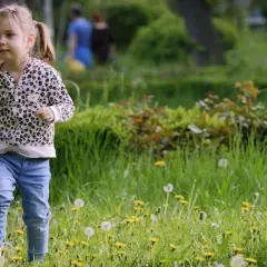 Czy samotna matka może adoptować dziecko? Sprawdź wymagania i procedury.