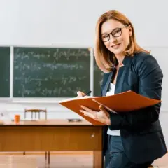 Co oznacza zatrudnienie nauczyciela przez mianowanie i jego korzyści?