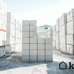 Stosy białych bloczków z betonu komórkowego, gotowe do budowy domu.