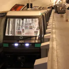 Pociąg metra 501 na stacji Château de Vincennes. Paryskie metro, które ma ponad 100 lat, wciąż wozi pasażerów.