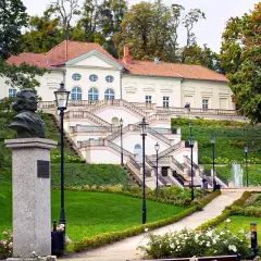 Piękna trasa w Lidzbarku Warmińskim: pomnik, pałac, schody i fontanna tworzą malowniczy krajobraz.