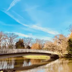 Eine Brücke über einen Teich im Bergpark Wilhelmshöhe. Hier kann man in Kassel spazieren gehen und die Natur genießen.