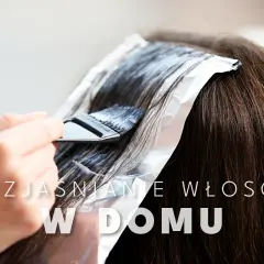Jak rozjaśnić ciemne włosy farbowane w domu? Pędzel nakłada rozjaśniacz na pasma włosów owinięte folią.