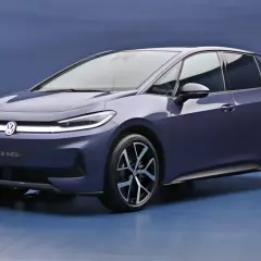 Niebieski Volkswagen ID.3 Neo z nowoczesnymi światłami LED i stylowymi felgami stoi na niebieskim tle.