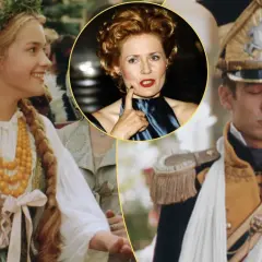 Młoda dziewczyna w wianku i żołnierz w mundurze z epoki, przypominający scenę z filmu "Pan Tadeusz". W tle kobieta w okręgu.