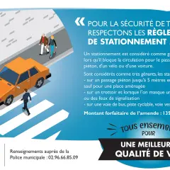 Un homme traverse sur un passage piéton, une voiture orange est garée sur le trottoir, bloquant la vue. Le stationnement sur trottoir est interdit.