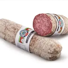 Dwa kawałki włoskiej kiełbasy, jeden przekrojony, ukazujący skąd pochodzi salami.