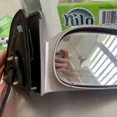Potrzebujesz mocnego kleju, by czym przykleić lusterko boczne w samochodzie. Oto rozłożony element z widocznymi śrubami mocującymi.