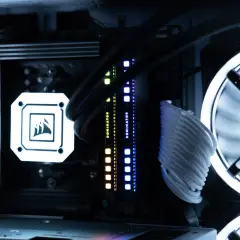 Corsair iCUE erkennt RAM nicht. RGB-Lüfter und beleuchtete Dominator-RAM-Riegel in einem PC-Gehäuse.
