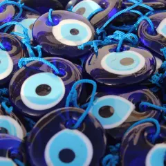 Niebieskie amulety "oko proroka" wiszą na sznurkach. Czy oko proroka jest niebezpieczne? Te talizmany mają chronić przed złym spojrzeniem.