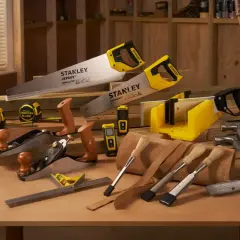 Un assortiment d'outils Stanley, incluant des scies, des rabots, des marteaux et des mètres, prêt pour tout projet de bricolage.