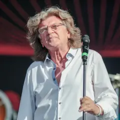 Wodecki śpiewa na scenie, świętując swoje urodziny. Jego piosenka rozbrzmiewa wśród publiczności.
