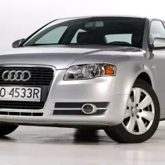 Srebrny Audi A4 Avant 2.0 TDI z polskimi tablicami PO 4533R, prezentujący się na białym tle.