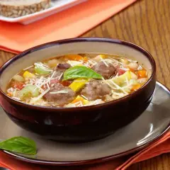 Miseczka sycącej zupy z klopsikami, warzywami i parmezanem. Idealne, dobre zupy na obiad, które rozgrzeją i nasycą.