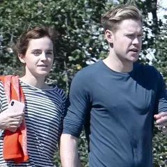 Emma Watson z mężczyzną na spacerze. Czy Emma Watson ma męża? Nie wiadomo, ale wygląda na szczęśliwą.