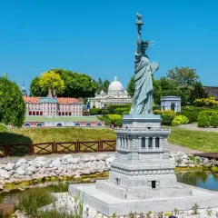 Miniaturowa Statua Wolności i inne znane budowle w jednym z parków miniatur w Polsce.