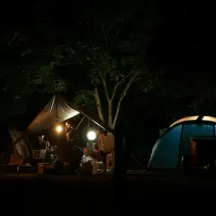 Nocne biwakowanie pod namiotem i plandeką, z oświetleniem. To właśnie survival, czyli radzenie sobie w trudnych warunkach.