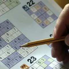 Ołówek, co ma zęby lecz nigdy nic nie je, rozwiązuje sudoku.